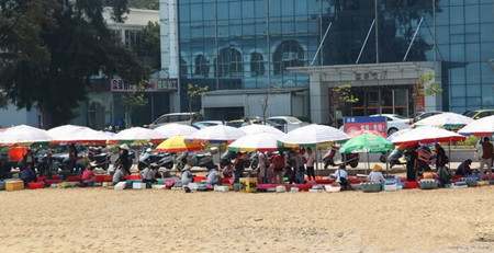 自发形成海鲜摊点